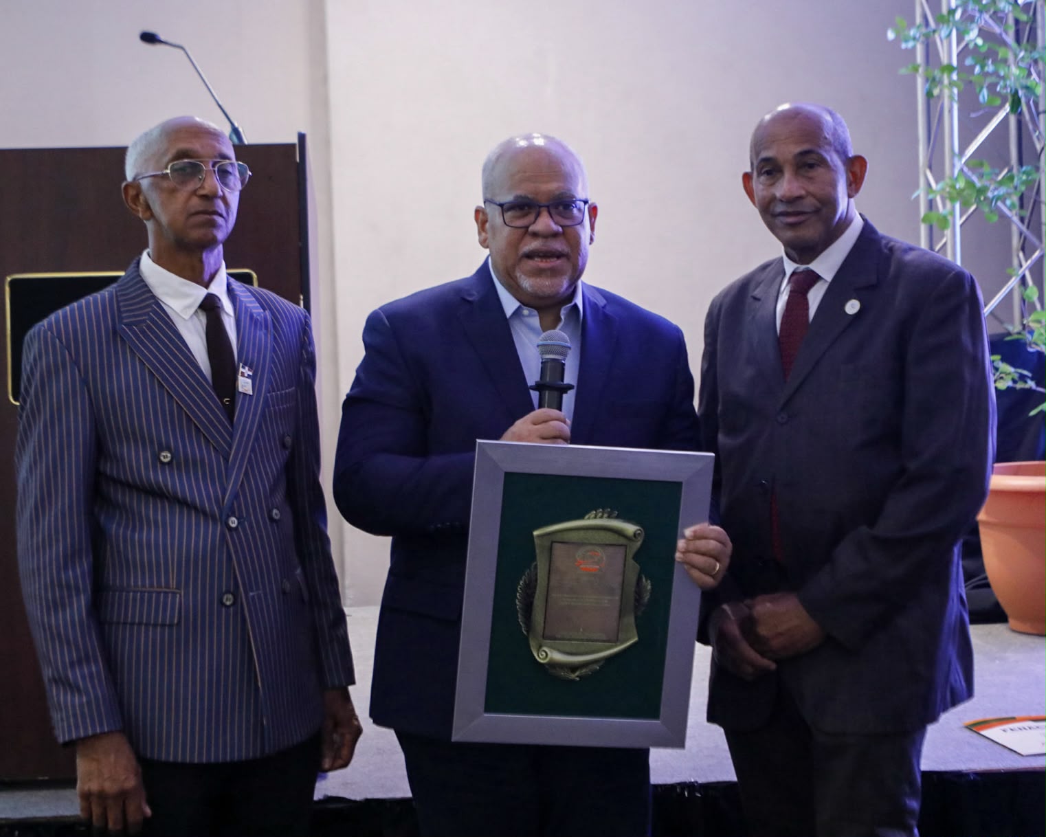 Director Promipyme recibe reconocimiento en aniversario FENACODEP